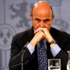 El ministro en funciones de Economía, Luis de Guindos, tras la reunión del Consejo de Ministros del 24 de junio.-JUAN MANUEL PRATS