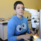 Maika Folch observa por un medidor de anillos en el laboratorio de la Universidad. / ÁLVARO MARTÍNEZ-
