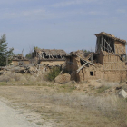 Viviendas deterioradas en el acceso a Navapalos en una imagen de archivo-VALENTÍN GUISANDE