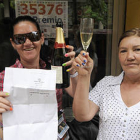 Las dos hermanas premiadas en el sorteo de Lotería Nacional del jueves, ayer, celebrándolo. / VALENTÍN GUISANDE-