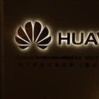 Centro de Huawei en Madrid con carteles de 5G.-EFE / EMILIO NARANJO