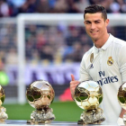 Cristiano Ronaldo posando junto a sus balones de oro.-AFP / GERARD JULIEN
