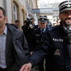 Edouard Perrin (izquierda), escoltado por la policía tras la primera jornada del juicio sobre el 'caso LuxLeaks', en Luxemburgo, este martes.-VINCENT KESSLER