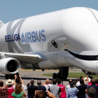 Avión Beluga de transporte-REGIS DUVIGNAU / REUTERS