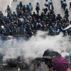 Policía y manifestantes se enfrentan en las calles de Hong Kong.-AFP / ANTHONY WALLACE