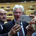 Richard Gere tomándose fotos con representantes del Senado el pasado miércoles, 13 de diciembre-ZIPI (EFE)