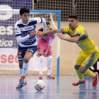 Esteban trata de impedir avanzar a un jugador del Rios-Rubén Losada / FotografiArte
