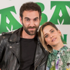 Jon Plazaola y María León, protagonistas de 'Allí abajo', en la presentación de la serie de Antena 3 en San Sebastián.-
