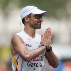El marchador Jesús García Bragado parece pedir perdón al público por terminar en quinta posición en los 50 km marcha.-JORDI COTRINA
