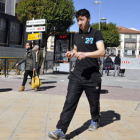 Un joven camina ayer en camiseta, todavía dentro de fechasinvernales. / VALENTÍN GUISANDE-
