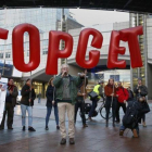 Protesta en Bruselas contra el tratado comercial euro-canadiense CETA.-REUTERS / FRANCOIS LENOIR