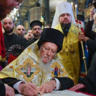 El patriarca ecuménico Bartolomé I asiste a una ceremonia de firma del decreto tomo de la Iglesia ucraniana en la iglesia patriarcal de San Jorge, en Estambul.-MYKOLA LAZARENKO (EFE)