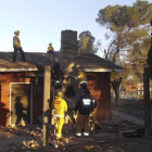Los bomberos, tras desmontar la chimenea para rescatar el cadáver del presunto ladrón, en Fresno (California).-REUTERS