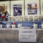 Un puesto de venta de productos del Frente Nacional en el edificio donde se ha celebrado el congreso en Lille.-EFE / THIBAULT VANDERMERSCH
