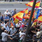 Manifestantes de ultraderecha a las puertas del Teatro Micaelet de Valencia-IGUEL LORENZO