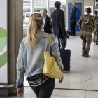 Soldados franceses patrullan en el aeropuerto Charles de Gaulle, de donde salió el avión.-AP / Laurent Cipriani