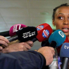 Ana Peleteiro, campeona de Europa de triple salto, atendiendo a la prensa a su llegada a Madrid, este lunes.-EFE / PAOLO AGUILAR