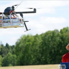 Un usuario controla un dron en un centro de investigación en los Pirineos franceses.-AFP