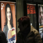 Carteles electorales en la estación de metro de la plaza de Catalunya-JULIO CARBÓ