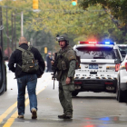 Policías ante la sinagoga atacada en Pittsburgh-JEFF SWENSEN