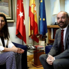 El presidente de la Asamblea de Madrid, Juan Trinidad, y la candidata de Vox en la Comunidad de Madrid, Rocío Monasterio, durante la reunión que han mantenido este martes, dentro de una nueva ronda de contactos con los seis grupos parlamentarios.-MARIS