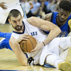 Marc Gasol agarra el balón con fuerza desde el parquet.-WESLEY HITT (AFP)