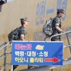 Soldados surcoreanos embarcan para hacer maniobras.-EFE / YONHAP