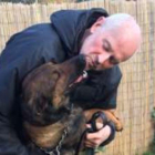 David Evans, sargento de policía, junto al perro al que cuida, Ivy, en una foto tomada por su hija Jenny Evans.-BBC news