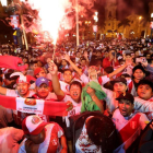Miles de aficionados se lanzaron a las calles de Lima para celebrar la clasificación de Perú para el Mundial de Rusia.-/ VÍCTOR GONZÁLES (EFE)