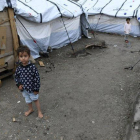 Un niño migrante en el el campo de refugiados Moria, en el sureste de la isla de Lesbos (Grecia).-MICHAEL VARAKLAS (AP)