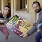 Litos y Ángel Hernández con el cartel que anuncia el torneo.-Luis Ángel Tejedor