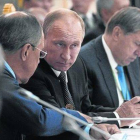 El presidente Putin consulta con su ministro de Asuntos Exteriores durante una cumbre en Dushanbé, ayer.-Foto:  AFP / MICHAEL KLIMENTYEV