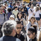 Turistas en Barcelona, cerca de la Sagrada Familia, en mayo pasado.-FERRAN NADEU