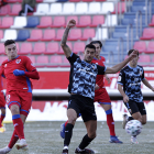 Una acción de la eliminatoria de Copa entre el Numancia y el Almería en Los Pajaritos. LUIS ÁNGEL TEJEDOR