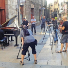El rodaje del filme se trasladó el martes al exterior de la sede del Orfeón Burgalés para grabar al pianista José Abel González.-ISRAEL L. MURILLO