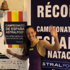 Jessica Vall hace el tradicional toque de campana tras batir el récord de España.-RFEN