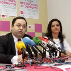 El candidato a la presidencia de la Junta y coordinador territorial de UPyD, Rafael Delgado, comparece en León para hablar de corrupción en Castilla y León. Junto a él, la coordinadora local del partido, Ana Carlota Amigo-Ical