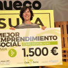 Mónica de Mier sostiene el premio concedido por El Hueco Starter.-VALENTÍN GUISANDE