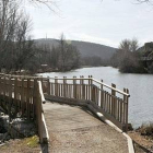 La pasarela que conecta Soria con Garray y que se construyó en la fase anterior de las márgenes del Duero. / ÁLVARO MARTÍNEZ-
