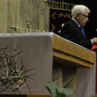 El doctor Ruiz Liso durante la lectura del pregón de Semana Santa.-DIEGO MAYOR