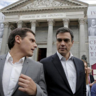 El líder del PSOE y actual presidente del Gobierno, Pedro Sánchez, junto al jefe de Ciudadanos, Albert Rivera, en el 2016.-JOSÉ LUIS ROCA