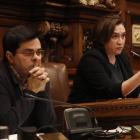 Ada Colau y Gerardo Pisarello, este jueves, durante el pleno del Ayuntamiento de Barcelona.-JULIO CARBÓ