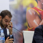 Calderón se despide de la selección junto a Garbajosa, el presidente de la federación.-EFE