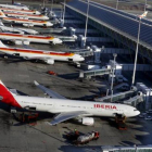 Aviones de Iberia en el aeropuerto madrileño.-JUAN MANUEL PRATS