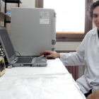 Rubén Miranda en el laboratorio de la Facultad de Veterinaria de la Universidad de León.-EL MUNDO