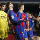 Piqué discute con el árbitro del encuentro entre el Villarreal y el Barcelona.-MIGUEL LORENZO