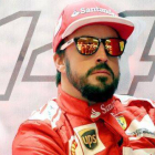 Fernando Alonso, en el box de Ferrari, durante un descanso del GP de EEUU.-Foto: EFE / SRDJAN SUKI