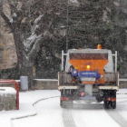 Uno de los camiones que forma parte del operativo municipal contra la nieve repartiendo sal en la zona de los Juzgados durante la mañana de ayer.-DIEGO MAYOR