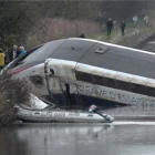 El tren de alta velocidad que ha descarrilado en la Alsacia el día después de los ataques de París.-AFP PHOTO / FREDERICK FLORIN