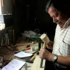 El artista Félix Morán en el taller donde realiza maquetas de aperos de labranza en la localidad leonesa de Fresno de la Vega. ICAL-